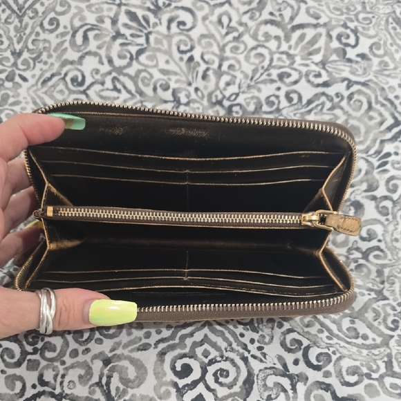 Prada Gold Metallic Wallet Sleek Design With Card Authentic - Picture 6 of 11